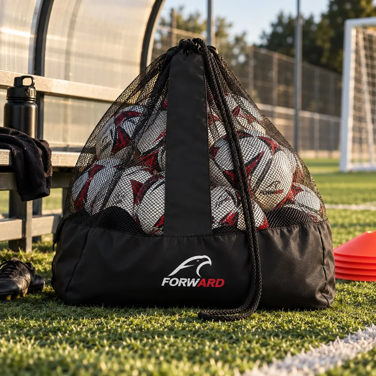 Bolsa Forward cargada con pelotas junto a la cancha